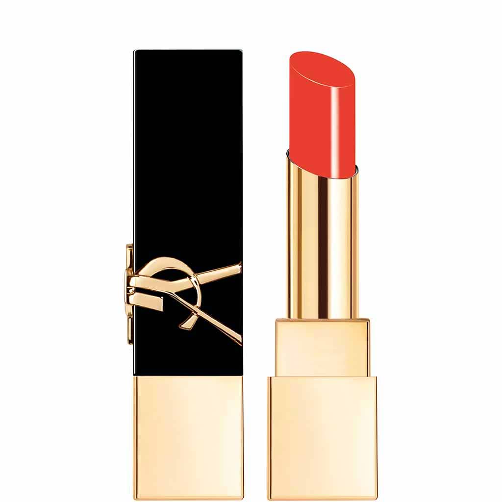 Yves Saint Laurent Rouge Pur Couture The Bold Lipstick - YVES SAINT LAURENT - Duty Free - שפתון המיועד ללא ביישניות. מעניק צבע עז וברק במשיכה אחת העוטפת את השפתיים שלך ומחזיקה לאורך זמן. כל כך אינטנסיבי ועם זאת כל כך קליל במרקם גמיש. מעניק תחושת