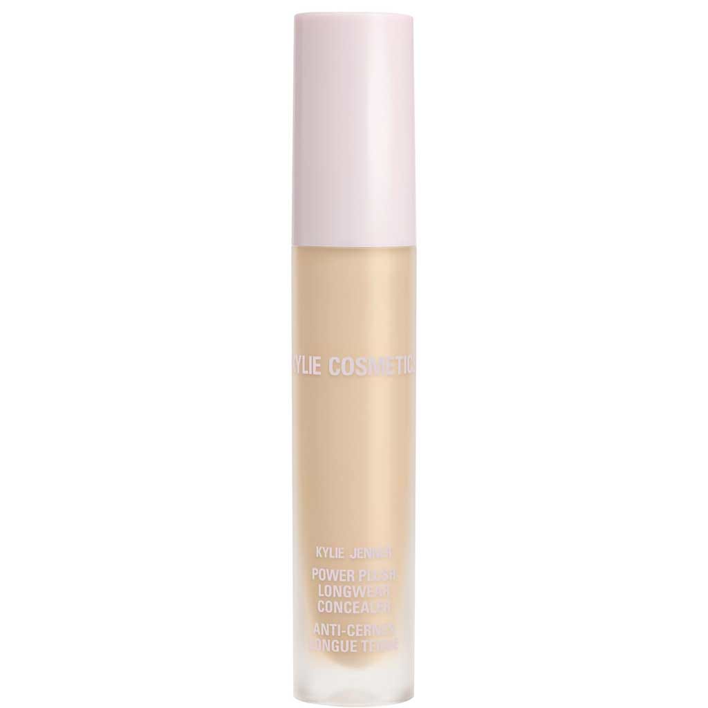 Kylie Power Plush Concealer - KYLIE - Duty Free - קונסילר נוזלי לכיסוי בינוני הניתן לבנייה. מבהיר, מטשטש ומחליק לגימור סאטן טבעי. פורמולה עשירה בלחות מעניקה גמישות ונוחות עם תחושה רכה עד 12 שעות. קונסילר