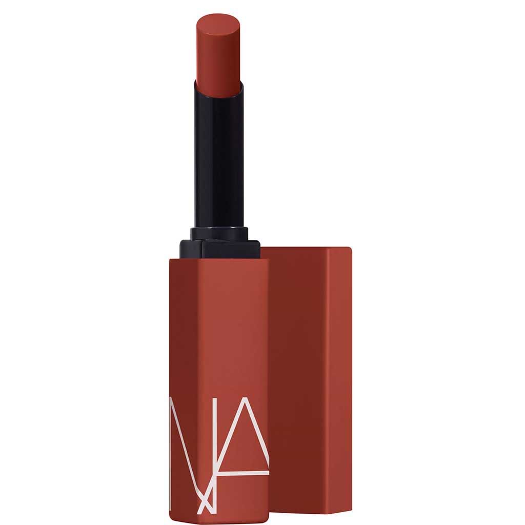 Nars Powermatte Lipstick 1.5g - Nars - Duty Free - משיכה אחת מספקת כיסוי דק ונוח במיוחד של צבע אולטרה-פיגמנט עם גימור מט. שפתון זה עוטף את השפתיים שלך במריחה החושית והחלקה ביותר תוך מתן נוחות ושליטה. תערובת