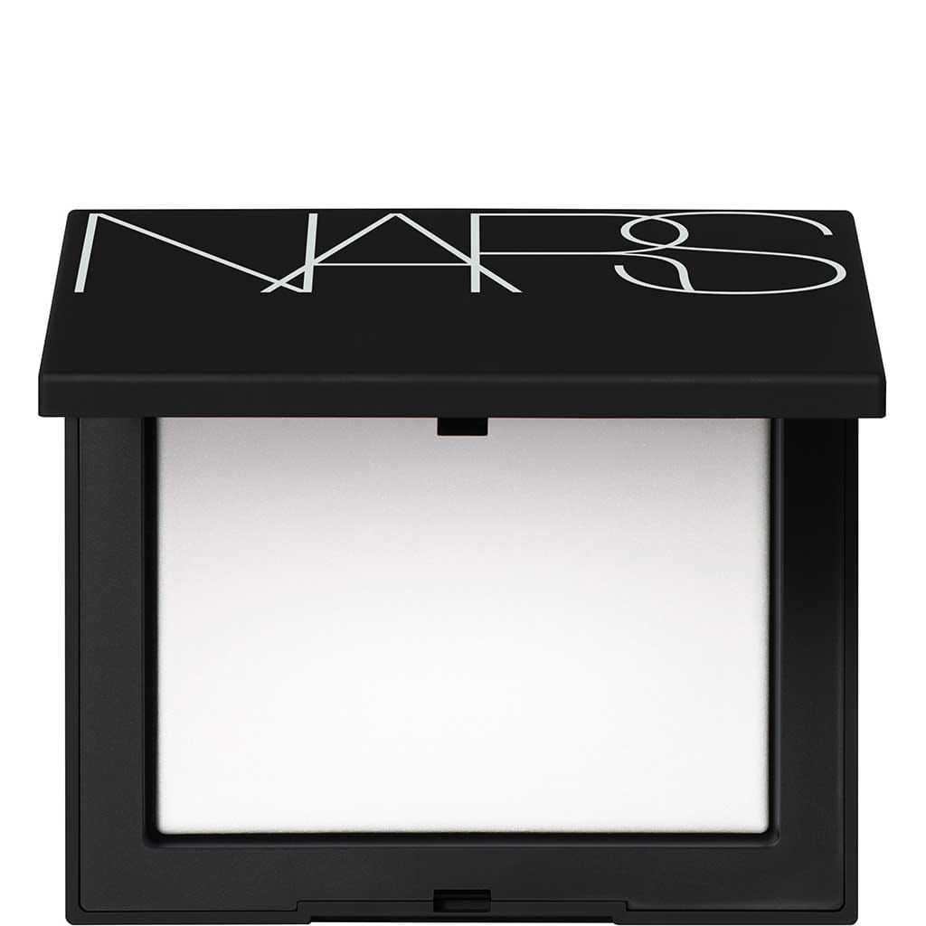 Nars Light Reflecting Powder Powder Crystal - Nars - Duty Free - פודרה הנועלת את האיפור שלך במקומו עם מגע חסר משקל וגימור בלתי נראה שאינו ניתן לזיהוי על העור. פורמולה יוקרתית זו נמרחת באופן שווה, מתמזגת ללא מאמץ ומשפרת את