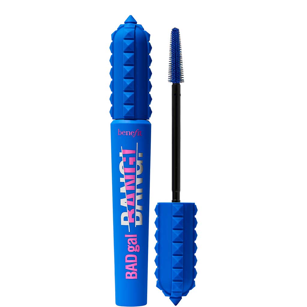 Benefit Badgal Bang Power Blue Mascara - BENEFIT - Duty Free - אתה לא צריכה להיות רעה כדי לאמץ את היופי של BADgal. (אבל אם היית, היינו לגמרי תומכים בך.). חוץ מזה, מי לא אוהבת קצת דרמה? BADgal BANG! היא מסקרה המעניקה נפח,