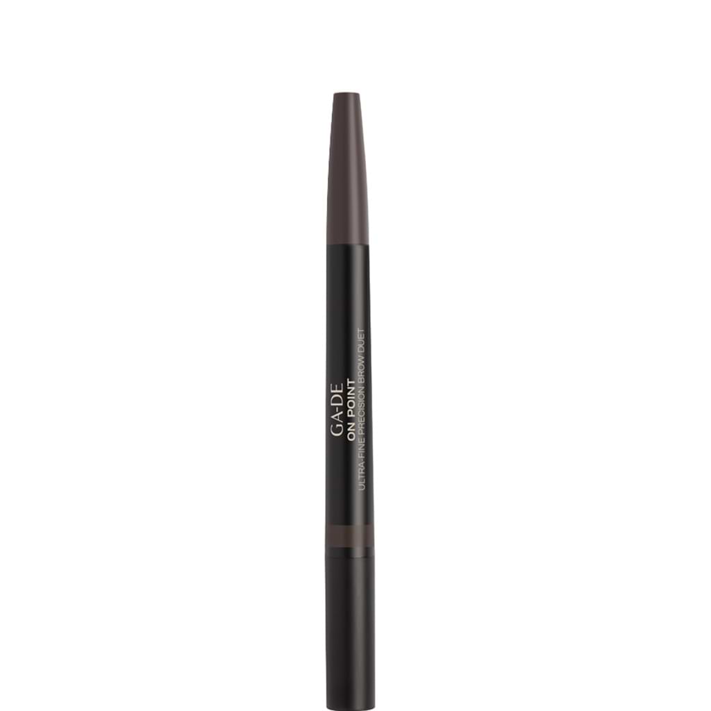 GA-DE On Point Brow Pencil - GA-DE - Duty Free - עיפרון גבות דו-צדדי ללא חידוד למילוי, עיבוי, הגדרה וקיבוע. בצד אחד, עם צבע עמיד, חוד דקיק למילוי, פיסול ועיצוב מדויק של הגבות. בצד השני, חוד עם דבק-סטיק שקוף