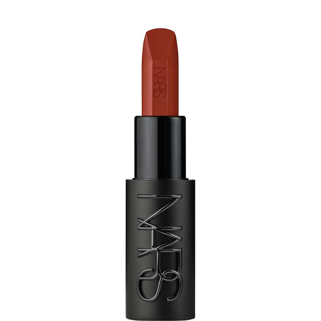 Nars Explicit Lipstick - Nars - Duty Free - מבט אחד. מחווה אחת. משיכה אחת. שפתון זה מספק נוחות ארוכת טווח בגימור סאטן מרהיב עם צבע טהור עמיד בפני כתמים. כדור חדש עם קצה לדיוק מגדיר ומתאר לתחכום מפוסל