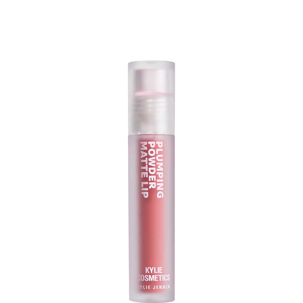 Kylie Lipstick Plumping Powder Matte - KYLIE - Duty Free - My Plumping Powder Matte Lip יוצר מראה מלא עם גימור קל משקל מאט. הנוסחה הפיגמנטית מטשטשת את קווי השפתיים, מעניקה כיסוי מלא ונמשכת עד 12 שעות. הגוון Girl's Girl