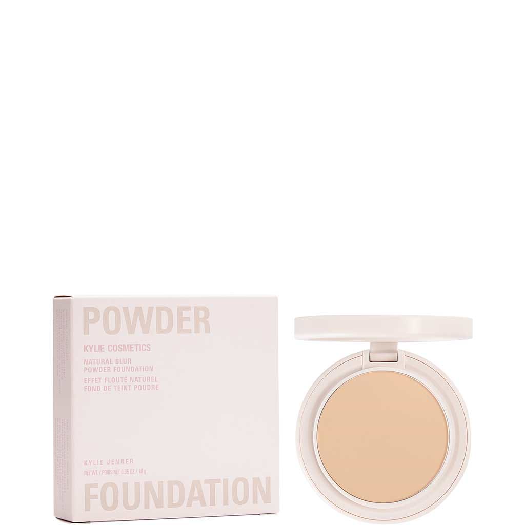 Kylie Foundation Natural Blur Powder - KYLIE - Duty Free - Kylie Cosmetics My Natural Blur Powder Foundation הוא מייקאפ בכיסוי בינוני הניתן לבנייה עם גימור מט קליל אוורירי וטבעי שנמשך עד 12 שעות. פורמולה עשירה בלחות