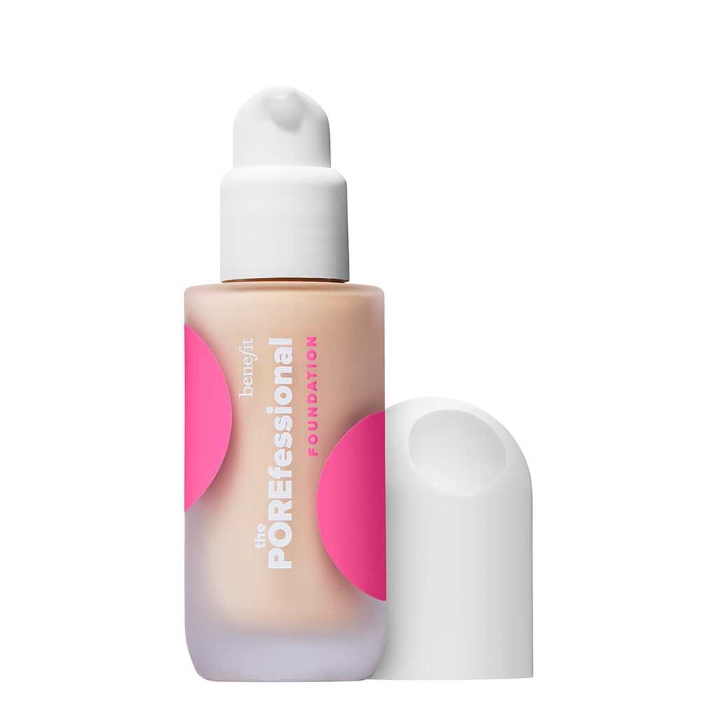 Benefit the POREfessional Foundation 30ml - BENEFIT - Duty Free - הכירי את מייקאפ POREfessional, המייקאפ המושלם לחלקות וטשטוש נקבוביות. מייקאפ מט זה מספק כיסוי בינוני הניתן לבנייה עם גימור טבעי שנמשך עד 24 שעות. הוא מטשטש