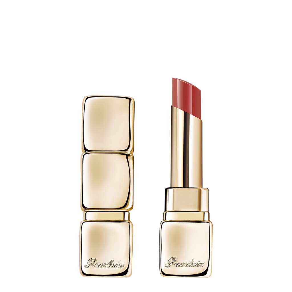 Guerlain Kisskiss Stick Lipstick Shine Bloom Lips - GUERLAIN - Duty Free - גרלן מציגה את KissKiss Shine Bloom, שפתון הברק החדש העשוי %95-מ רכיבים שמקורם טבעי.. בכל הנוגע לחושניות וביצועים, פורמולת הגימור המבריק הזו אינה מתפשרת; המרקם