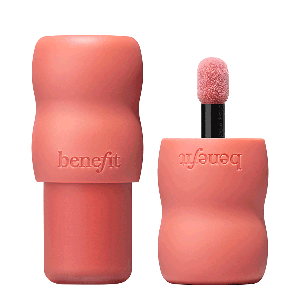Benefit Play Daze Blush - BENEFIT - Duty Free - סומק רך ואוורירי במיוחד זה מחמיא לכל גוון עור ומעניק ללחיים צבע עדין , מעושן וקליל. האפליקטור הרך והנעים מרחף על העור בקלילות , והפורמולה הנוזלית משנה את מרקמה
