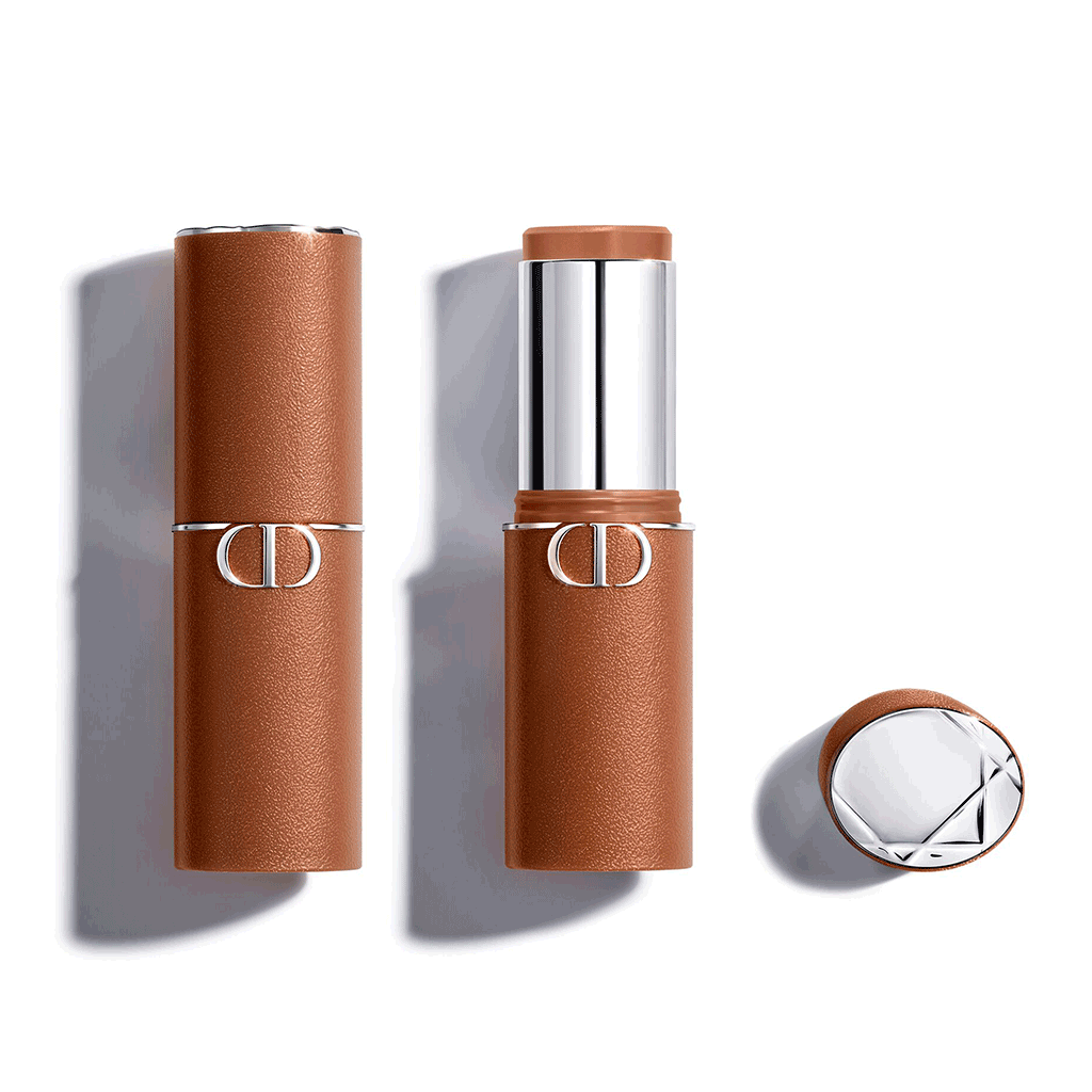 Dior Forever Skin Bronzer Stick - DIOR - Duty Free - מקל הברונזר של Dior מחמם את גוון העור בגימור שזוף טבעי וניתן לבנייה. עמיד לאורך זמן , הוא מספק לחות ונוחות לאורך כל היום. המרקם הנמס במיוחד שלו מתמזג בצורה חלקה