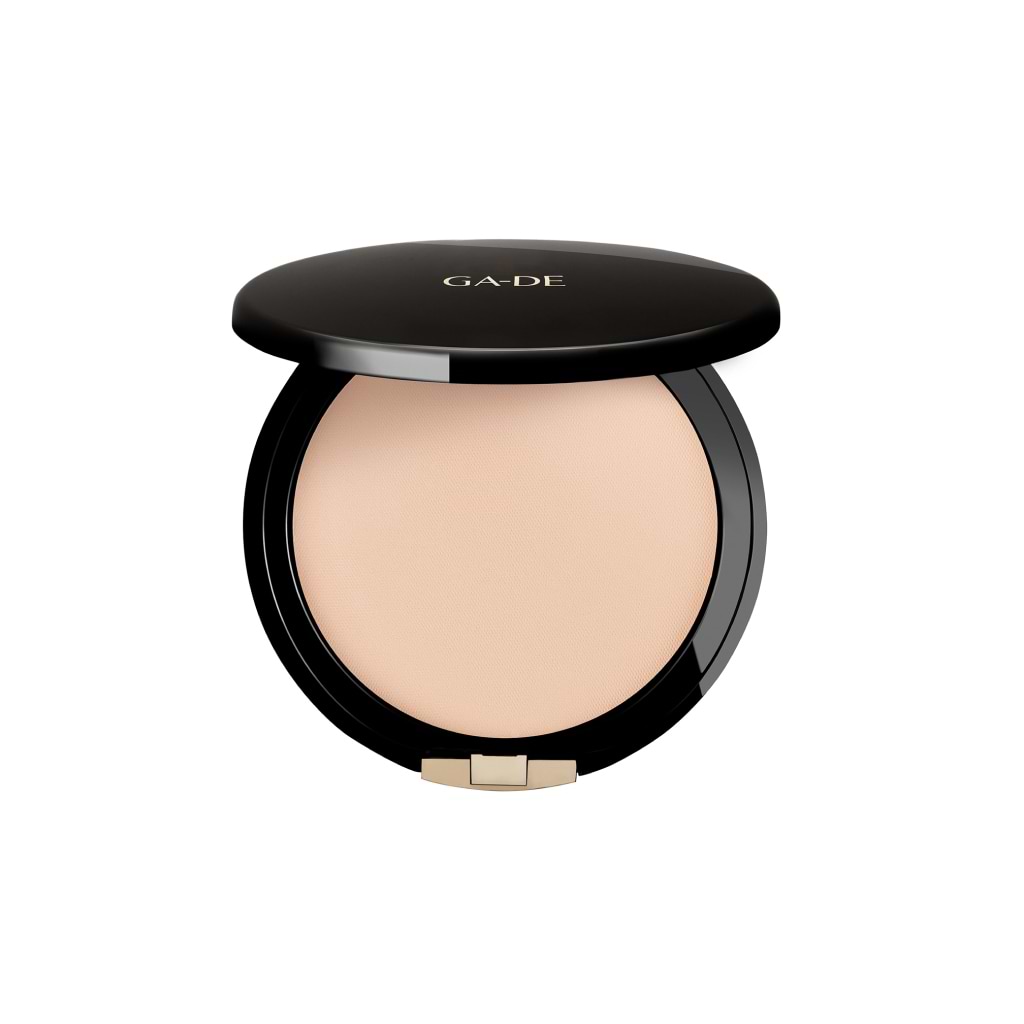 GA-DE Rich & Moist Long Lasting Pressed Powder - GA-DE - Duty Free - פודרה במרקם קטיפתי למגע רך כמשי, עמידה לאורך כל היום. הפודרה מועשרת בתמציות Gotu Kola ו-Peat המעניקה לחות, מגנות על העור ומקנות לו נוחות מרבית, כיסוי אחיד