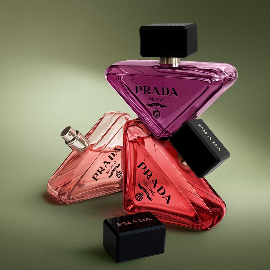 /media/magefan_secondblog/2609178_PRADA_BANNERS_JR_EventPage_940x940px_PARADOXE-RANGE.jpg