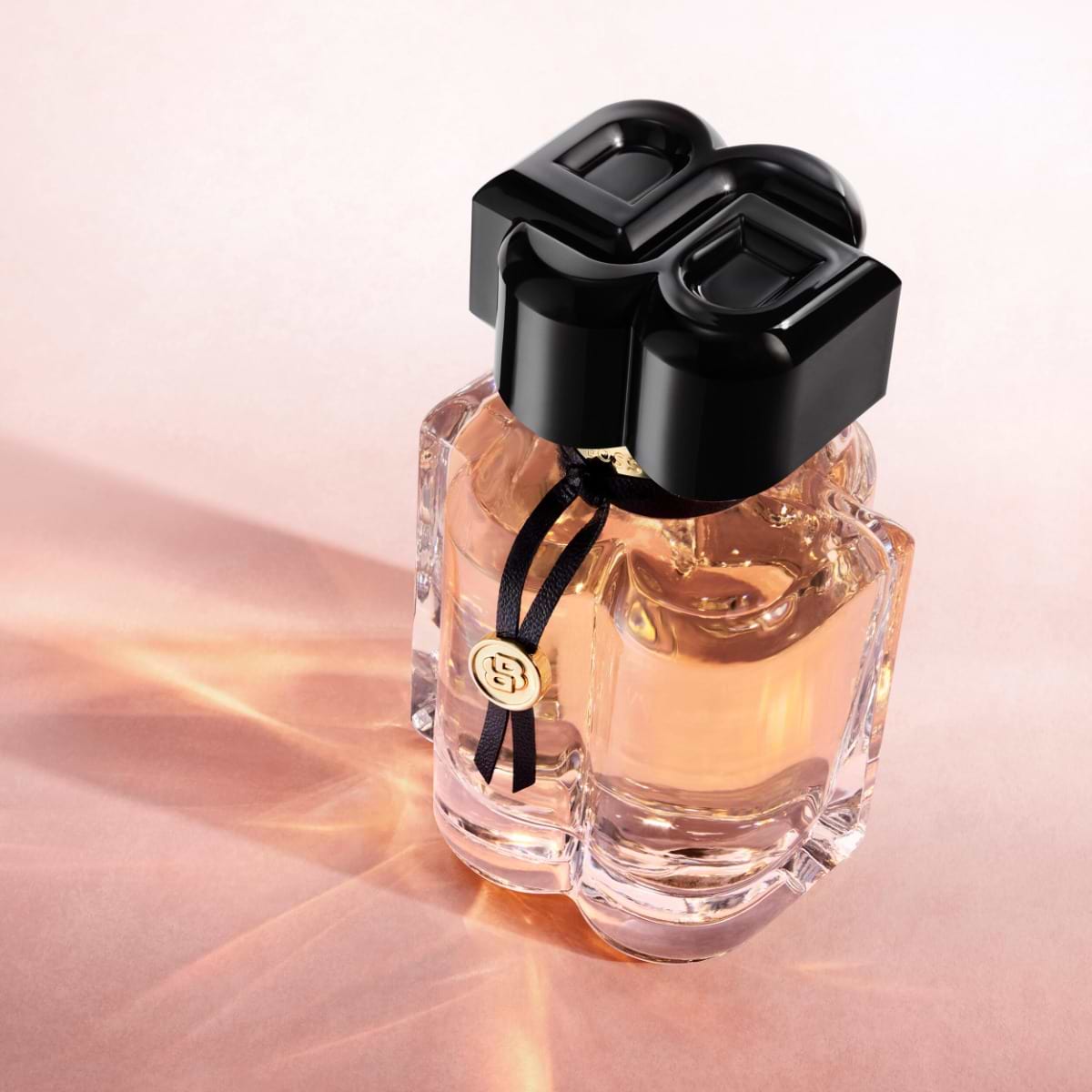 Bottled Beyond For Her הבושם החדש לנשים מבית BOSS בלב הניחוח שילוב ייחודי של אדמונית ורודה זוהרת עם תווי סירופ מייפל חמימים וענבריים.