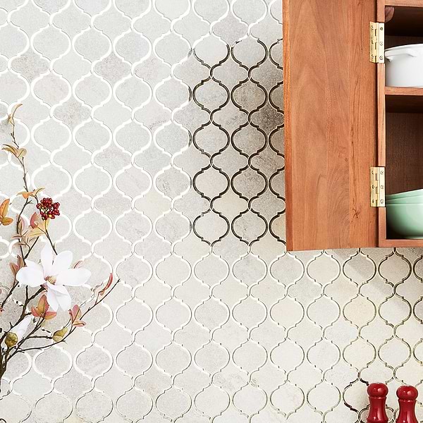 Veranda Niveous Quartz Polished Mosaic Tile with Mirrored Accents