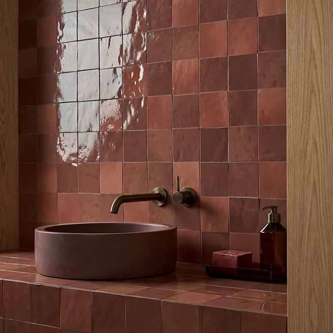 CERAMIC WITH A HANDMADE LOOK