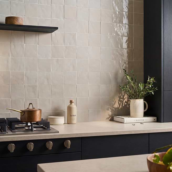 CERAMIC WITH A HANDMADE LOOK