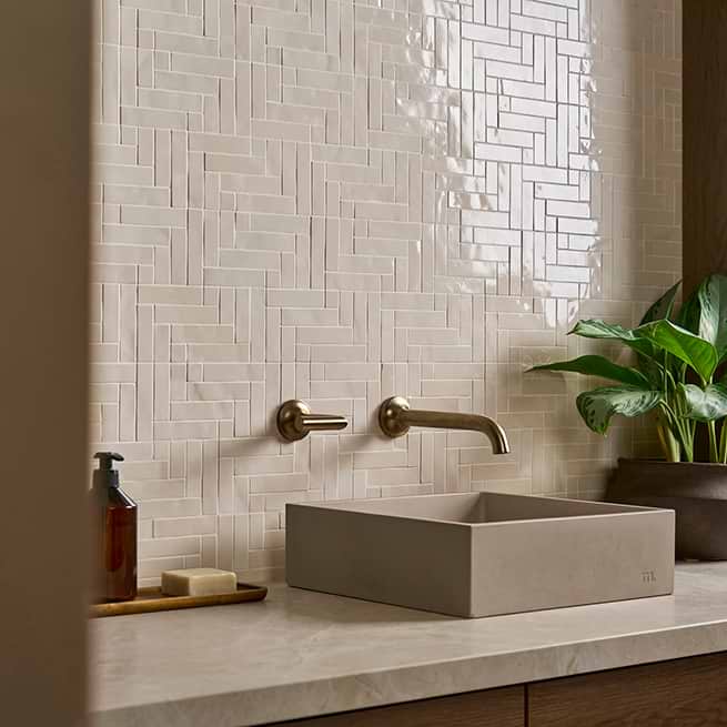 CERAMIC WITH A HANDMADE LOOK