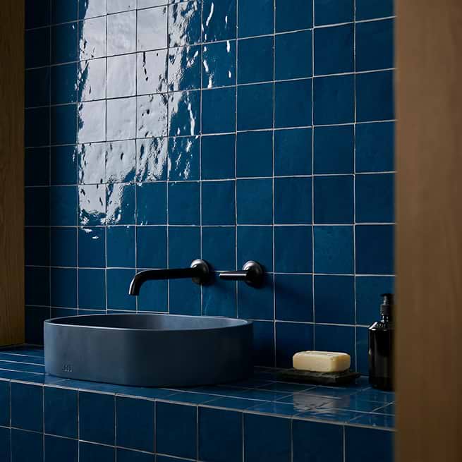 CERAMIC WITH A HANDMADE LOOK