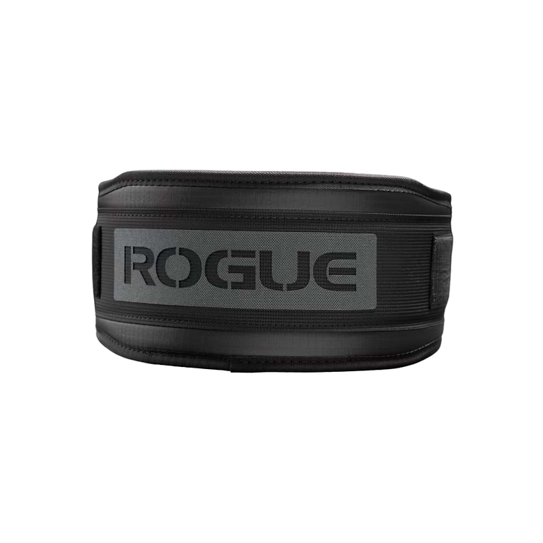 חגורת ניילון שחורה Rogue USA Weightlifting עם אבזם גלגלת ופאנל אחורי רחב.