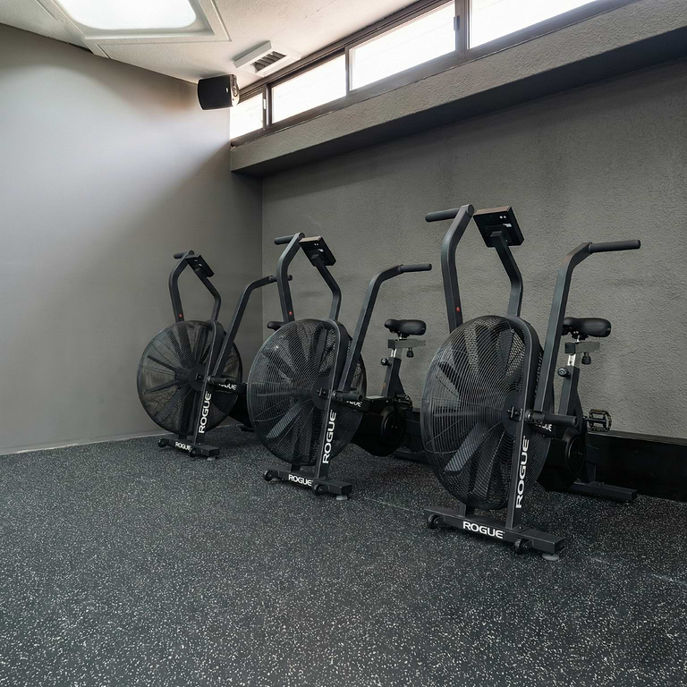 אופני אוויר (Air Bikes) לאימון אירובי בסטודיו פונקציונלי