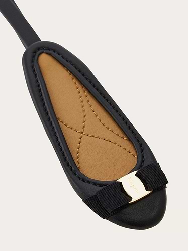 צ'ארם FERRAGAMO לנשים